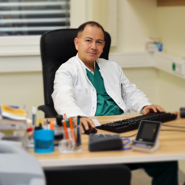 Dr. Babak Bahadori am Schreibtisch in seinem Ordinationszimmer