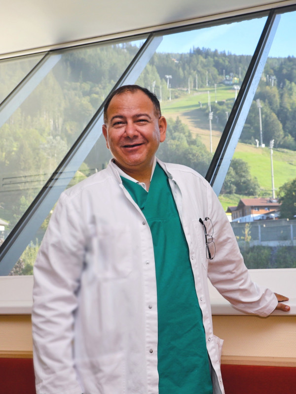 Foto von Dr. Babak Bahadori vor Ordinationsfenster